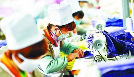 48                             孙瑞哲认为,纺织行业要由传统产业或